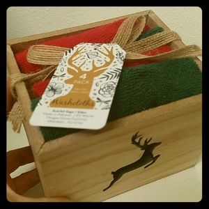Set of 4 washcloths in wooden box